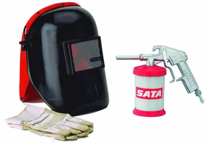 SATA Abstrahlset: Abstrahlpistole mit Hartmetall-Strahlrohr und Kunststoff-Hängebecher, HMO-Kopfschutzhaube und Handschuhe